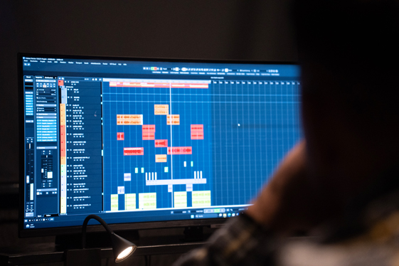 Musikproduktion auf einem Bildschirm in einem professionellen Tonstudio in Hamburg