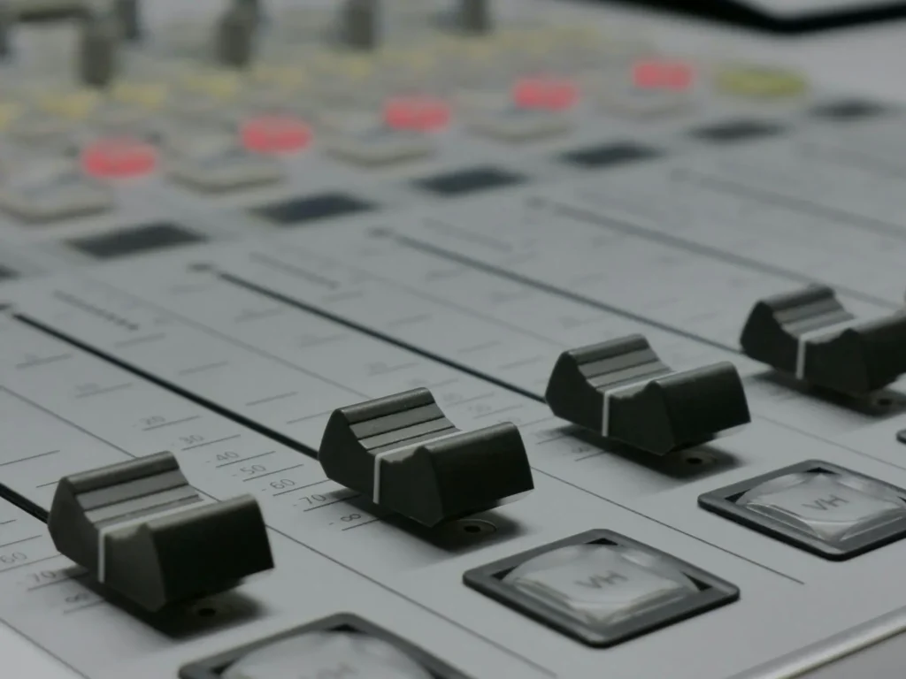 Audio Mischpult im Tonstudio für professionelles Mix und Mastering online